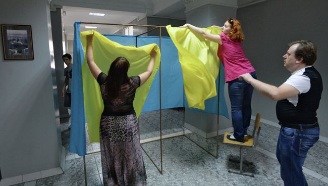 Подготовка избирательных участков к выборам президента Украины. Архивное фото Подготовка избирательных участков к выборам президента Украины. Архивное фото