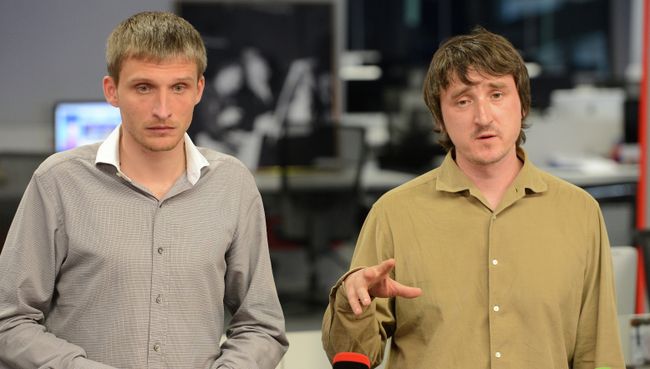 Репортеры LifeNews Олег Сидякин и Марат Сайченко отвечают на вопросы во время пресс-конференции в Москве Репортеры LifeNews Олег Сидякин и Марат Сайченко отвечают на вопросы во время пресс-конференции в Москве