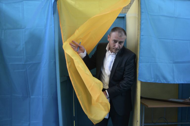 Кандидат в президенты Украины лидер Правого сектора Дмитрий Ярош во время голосования Кандидат в президенты Украины лидер Правого сектора Дмитрий Ярош во время голосования