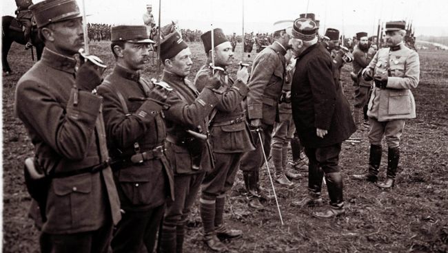 Жозеф Жоффр награждает медалями солдат, участвоваших в битве при Вердене Жозеф Жоффр награждает медалями солдат, участвоваших в битве при Вердене
