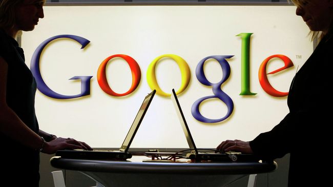 Девушки с ноутбуками на фоне логотипа Google Девушки с ноутбуками на фоне логотипа Google