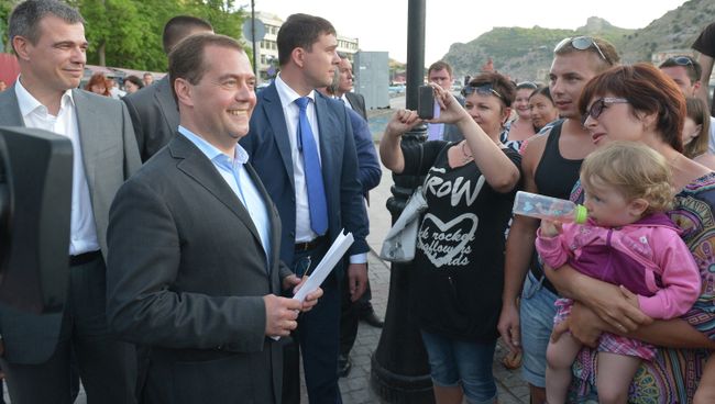 Председатель правительства РФ Дмитрий Медведев беседует с жителями Балаклавы Председатель правительства РФ Дмитрий Медведев беседует с жителями Балаклавы