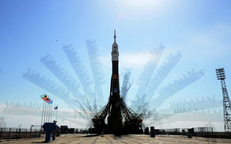Вывоз и установка PH Союз-ФГ с ТПК Союз ТМА-13М на космодроме Байконур Вывоз и установка PH Союз-ФГ с ТПК Союз ТМА-13М на космодроме Байконур