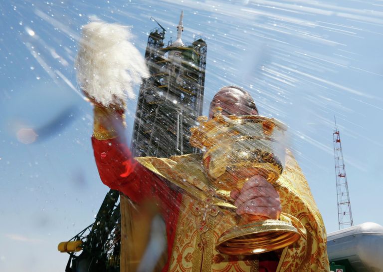 Священнослужитель во время освящения ракеты-носителя Союз-ФГ с транспортным пилотируемым кораблем Союз ТМА-13М перед запуском на космодроме Байконур. Священнослужитель во время освящения ракеты-носителя Союз-ФГ с транспортным пилотируемым кораблем Союз ТМА-13М перед запуском на космодроме Байконур.