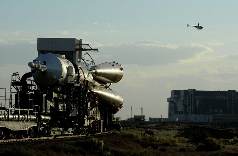 Вывоз и установка PH Союз-ФГ с ТПК Союз ТМА-13М на космодроме Байконур Вывоз и установка PH Союз-ФГ с ТПК Союз ТМА-13М на космодроме Байконур