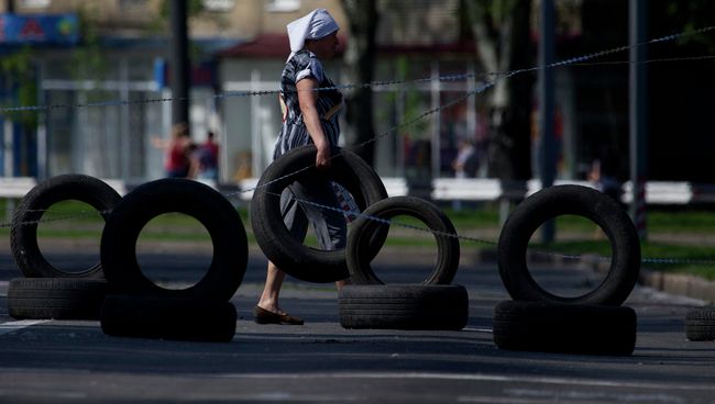 КПП на дороге в аэропорт Донецка. Архивное фото КПП на дороге в аэропорт Донецка. Архивное фото