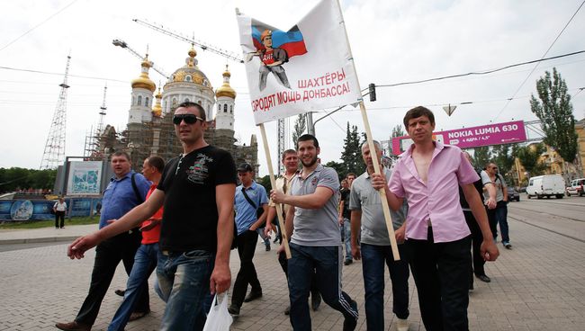 Шахтеры провели марш против военных действий в Донецке Шахтеры провели марш против военных действий в Донецке