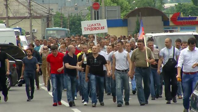 Шахтеры прошли маршем мира по Донецку под флагами России и ДНР Шахтеры прошли маршем мира по Донецку под флагами России и ДНР