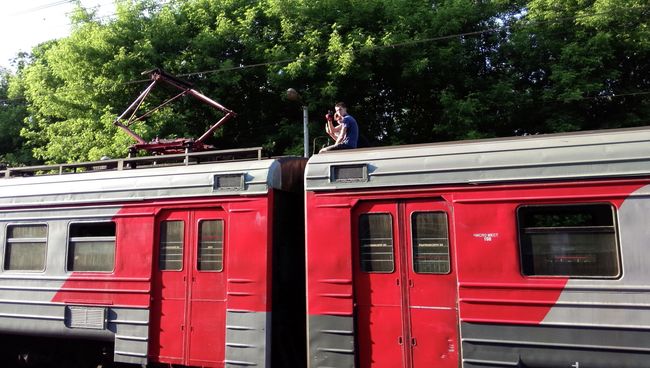 Подростки на крыше электрички. Архивное фото