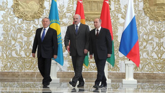 Президенты России, Белоруссии и Казахстана Владимир Путин, Александр Лукашенко и Нурсултан Назарбаев перед заседанием Высшего Евразийского экономического совета Президенты России, Белоруссии и Казахстана Владимир Путин, Александр Лукашенко и Нурсултан Назарбаев перед заседанием Высшего Евразийского экономического совета