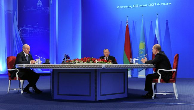 Президенты России, Казахстана и Белоруссии Владимир Путин, Нурсултан Назарбаев и Александр Лукашенко. Архивное фото