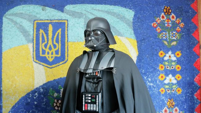 Кандидат в мэры Киева Дарт Вейдер на избирательном участке. Архивное фото Кандидат в мэры Киева Дарт Вейдер на избирательном участке. Архивное фото