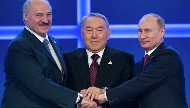 Президенты Белоруссии, Казахстана и России Александр Лукашенко, Нурсултан Назарбаев и Владимир Путин во время заседания ЕАЭС. Архивное фото