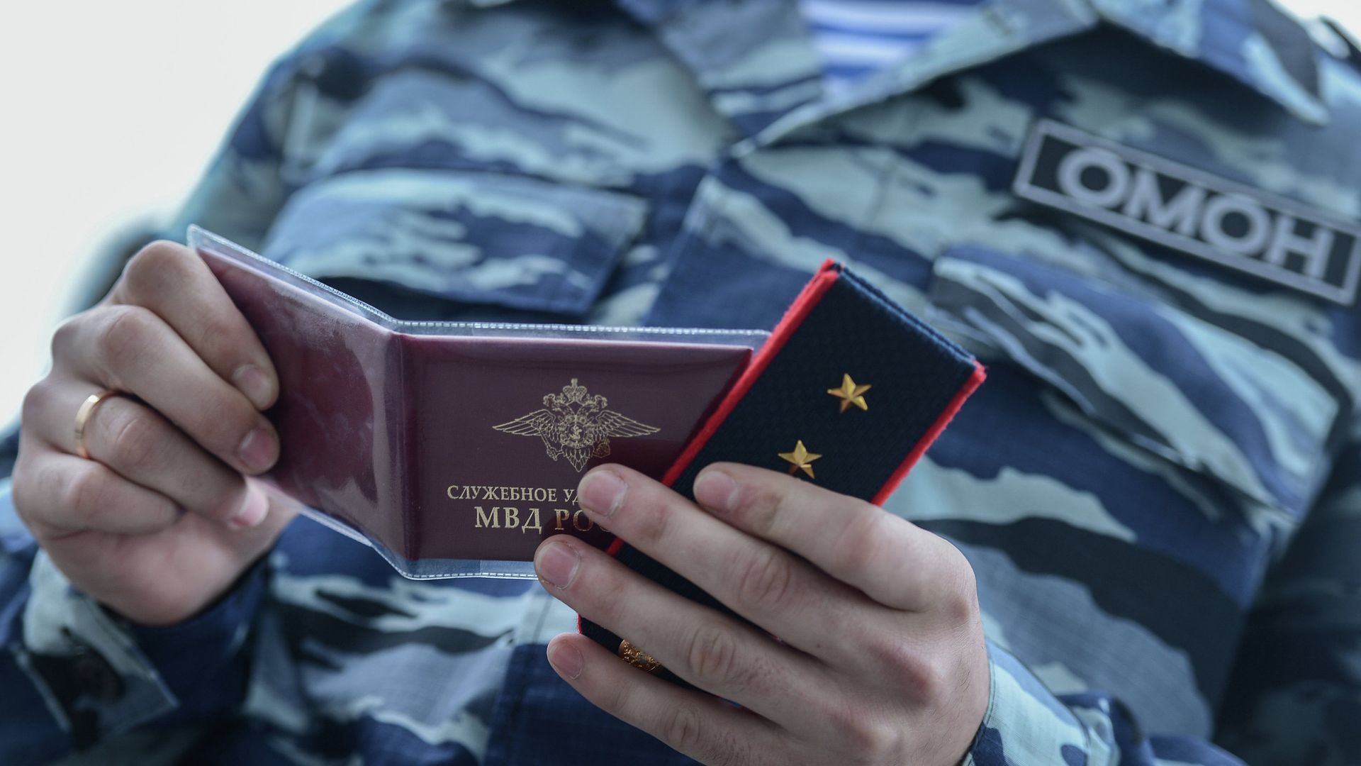 Вручение служебных удостоверений бывшим сотрудникам Беркута Вручение служебных удостоверений бывшим сотрудникам Беркута - РИА Новости, 1920, 18.11.2022