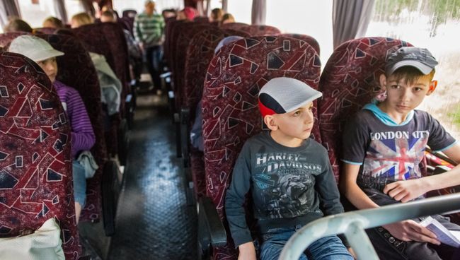 Жители города Славянска, который подвергается обстрелам, отправляют детей из города в лагеря отдыха Жители города Славянска, который подвергается обстрелам, отправляют детей из города в лагеря отдыха
