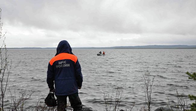 Сотрудник МЧС на месте падения вертолета в Терском районе Мурманской области
