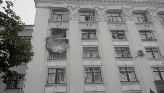 Пострадавшее от авиаудара здание обладминистрации Луганска Пострадавшее от авиаудара здание обладминистрации Луганска