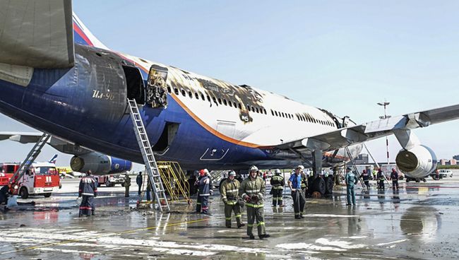 Пожар на Ил-96 в московском аэропорту Шереметьево потушен Пожар на Ил-96 в московском аэропорту Шереметьево потушен