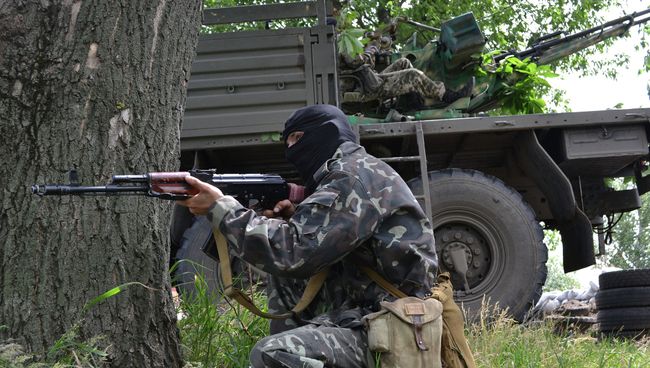 Бойцы народного ополчения во время боя с украинскими силовиками