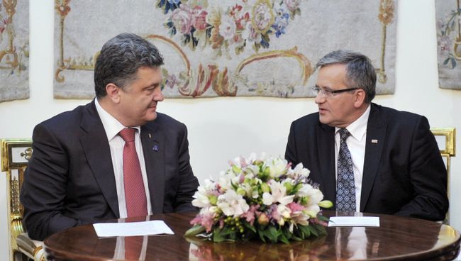 Избранный президент Украины Петр Порошенко и президент Польши Бронислав Коморовский (слева направо) на встрече в Польше. Архивное фото.