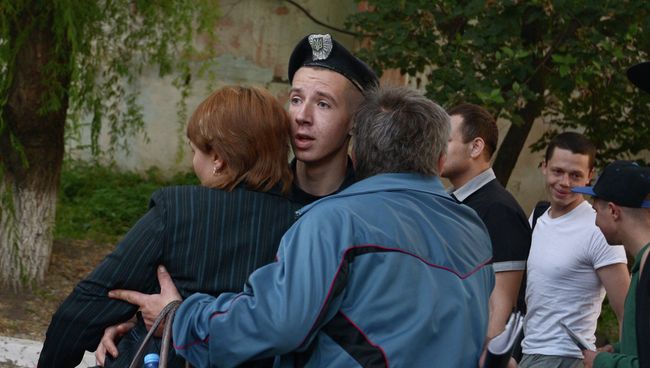 Ополченцы установили контроль над воинской частью в Луганске Ополченцы установили контроль над воинской частью в Луганске