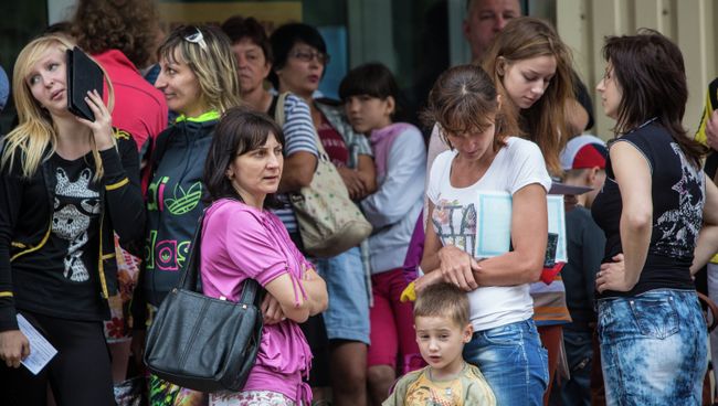Родители с детьми во время посадки в автобусы в Славянске. Архивное фото