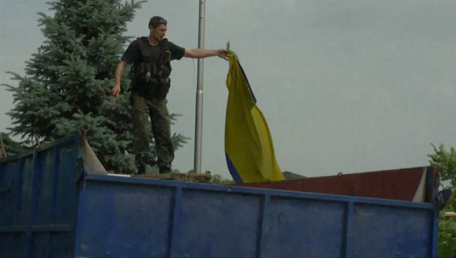 Ополченцы Луганска сняли флаг Украины с захваченной погранчасти Ополченцы Луганска сняли флаг Украины с захваченной погранчасти