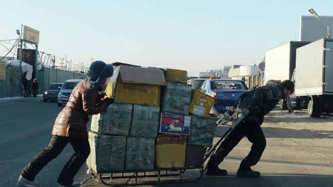 Продавцы волокут свой товар