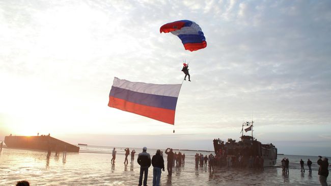Парашютист с российским флагом участвует в мероприятии по случаю 70-летия высадки союзников в Нормандии Парашютист с российским флагом участвует в мероприятии по случаю 70-летия высадки союзников в Нормандии