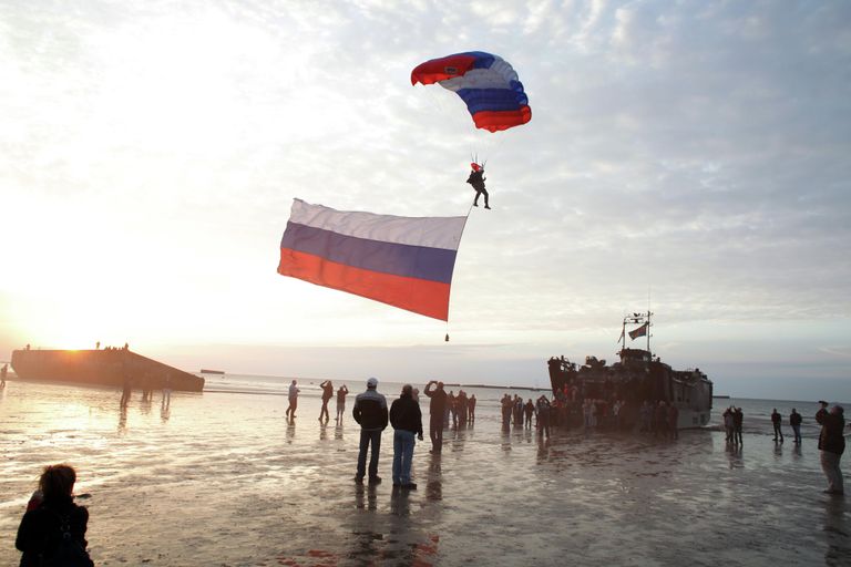 Парашютист с российским флагом участвует в мероприятии по случаю 70-летия высадки союзников в Нормандии Парашютист с российским флагом участвует в мероприятии по случаю 70-летия высадки союзников в Нормандии