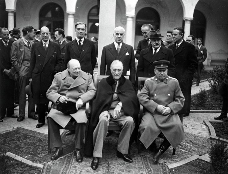 Премьер-министр Великобритании Уинстон Черчилль, президент США Франклин Делано Рузвельт и маршал СССР Иосиф Сталин перед началом одного из заседаний Ялтинской конференции Премьер-министр Великобритании Уинстон Черчилль, президент США Франклин Делано Рузвельт и маршал СССР Иосиф Сталин перед началом одного из заседаний Ялтинской конференции