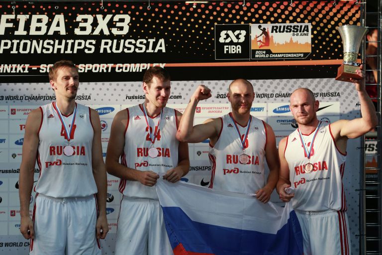 Игроки сборной России, занявшие третье место на чемпионате мира по баскетболу 3х3 среди мужчин, во время церемонии награждения.