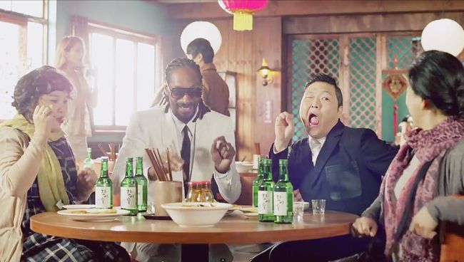 Кадр из нового клипа Hangover южнокорейского исполнителя Psy и американского рэпера Snoop Dogg Кадр из нового клипа Hangover южнокорейского исполнителя Psy и американского рэпера Snoop Dogg