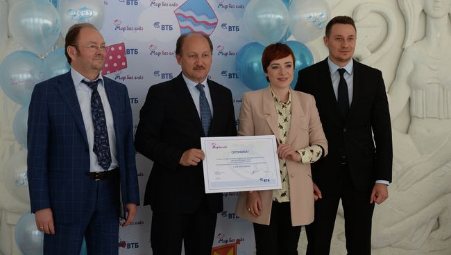Акция благотворительной программы банка ВТБ «Мир без слез» в Новосибирской областной клинической больнице, вице-президент ВТБ Юрий Семенов, Тутта Ларсен и главврач больницы Анатолий Юданов Акция благотворительной программы банка ВТБ «Мир без слез» в Новосибирской областной клинической больнице, вице-президент ВТБ Юрий Семенов, Тутта Ларсен и главврач больницы Анатолий Юданов
