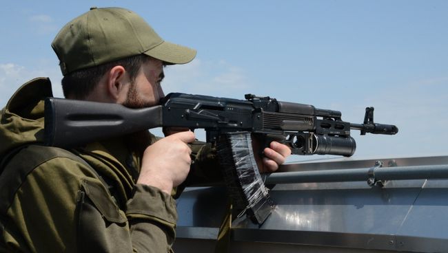 Боец народного ополчения с оружием. Архивное фото