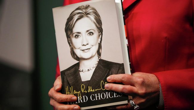 Книга Хиллари Клинтон Hard Choices (Трудные альтернативы). Архивное фото.