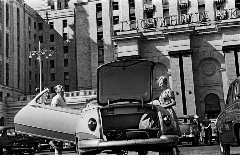 Туристы у гостиницы Украина. Москва, 1958 год Туристы у гостиницы Украина. Москва, 1958 год