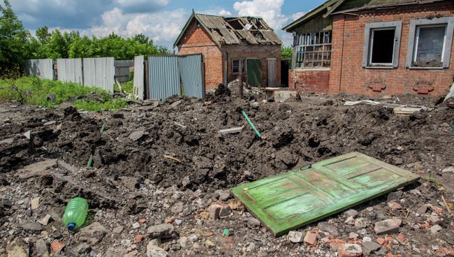 Воронка от попадания авиабомбы в поселке Семеновка. Архивное фото Воронка от попадания авиабомбы в поселке Семеновка. Архивное фото