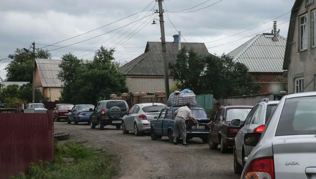 Очередь из автомобилей на выезде из Славянска Очередь из автомобилей на выезде из Славянска