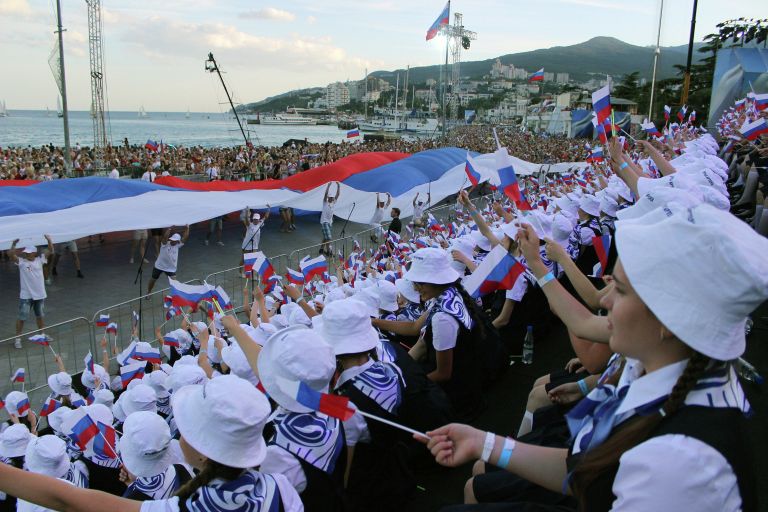 Праздничный концерт Россия молодая в акватории Ялты Праздничный концерт Россия молодая в акватории Ялты