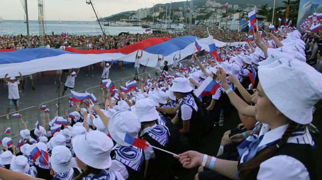 Праздничный концерт Россия молодая в акватории Ялты Праздничный концерт Россия молодая в акватории Ялты