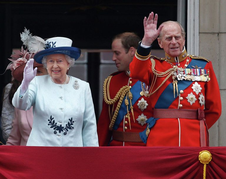 Королева Великобритании Елизавета II и принц Филипп на церемонии Trooping The Colour Королева Великобритании Елизавета II и принц Филипп на церемонии Trooping The Colour