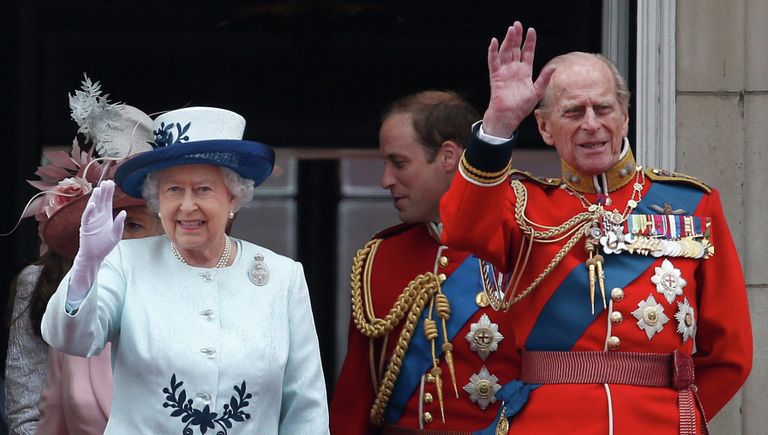 Королева Великобритании Елизавета II и принц Филипп на церемонии Trooping The Colour Королева Великобритании Елизавета II и принц Филипп на церемонии Trooping The Colour
