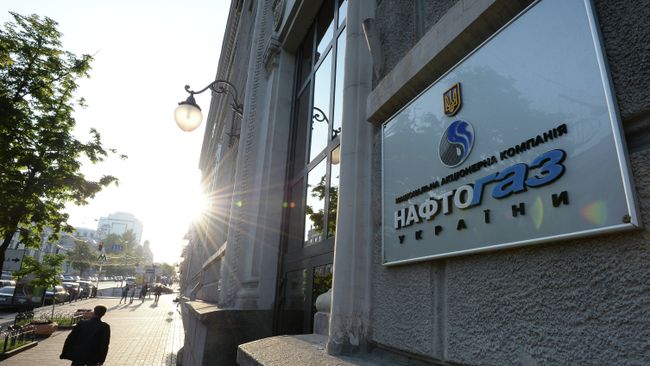 Вывеска НАК Нафтогаз Украины на административном здании в Киеве. Архивное фото Вывеска НАК Нафтогаз Украины на административном здании в Киеве. Архивное фото