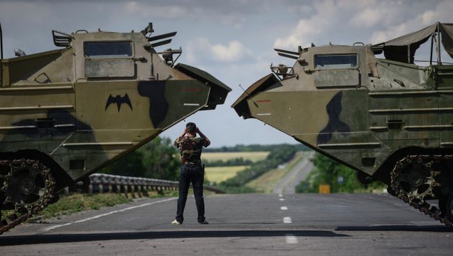 Боец ополчения Луганской народной республики на окраине Луганска. Архивное фото Боец ополчения Луганской народной республики на окраине Луганска. Архивное фото