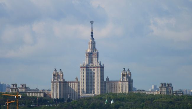 Главное здание МГУ на Воробьевых горах. Архивное фото Главное здание МГУ на Воробьевых горах. Архивное фото