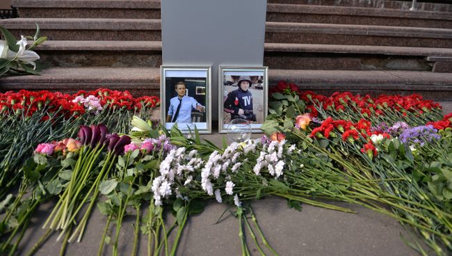 Цветы у здания ВГТРК в память о погибших журналистах. Архивное фото Цветы у здания ВГТРК в память о погибших журналистах. Архивное фото