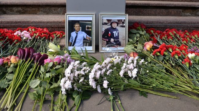 Цветы у здания ВГТРК в память о погибших журналистах Цветы у здания ВГТРК в память о погибших журналистах