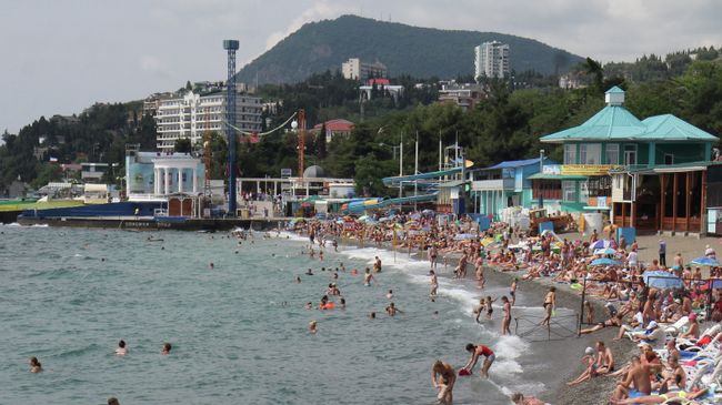 Отдыхающие на центральном пляже Алушты. Архивное фото