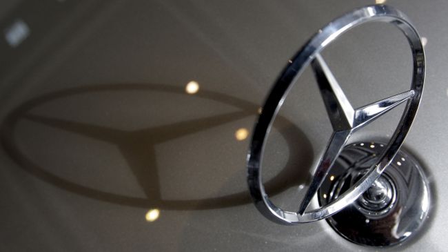 Эмблема Mercedes Benz. Архивное фото Эмблема Mercedes Benz. Архивное фото